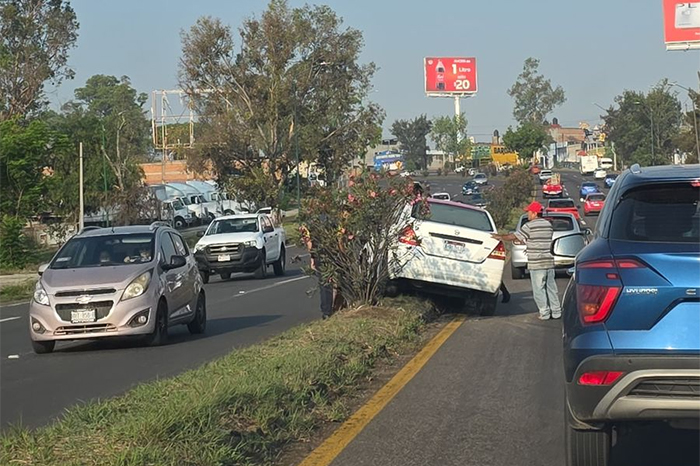 Vehículo accidentado sobre el camellón de la avenida Morelos Norte en Morelia, cerca de la salida a Salamanca.