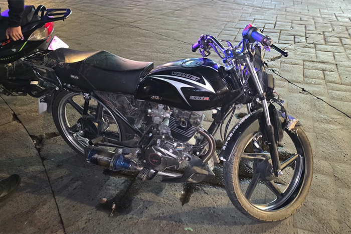 Paramédicos de Rescate auxiliando a joven tras accidente de motocicleta en la Glorieta 5 de Mayo en Zamora.