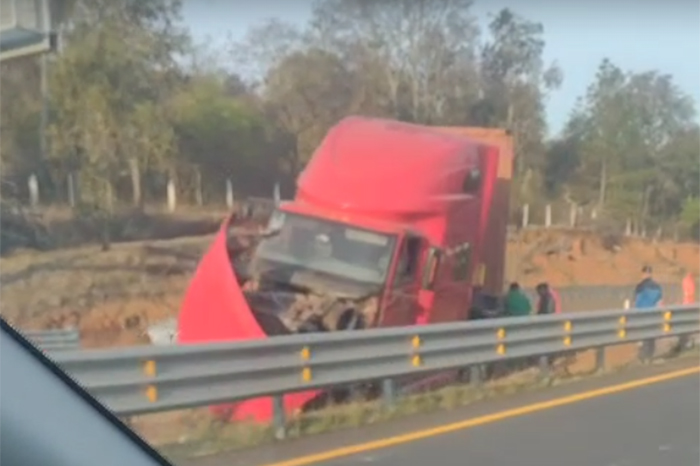 Personal de emergencia y grúas atendiendo un tractocamión accidentado en la autopista Siglo XXI.