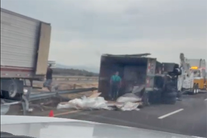 Tractocamión volcado tras choque por alcance en la autopista México-Guadalajara, cerca de la caseta de Ecuandureo.