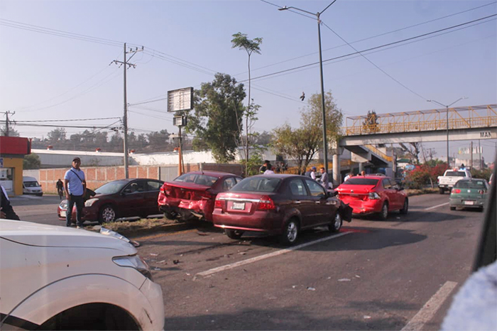 Choque vehicular múltiple entre un Kia rojo y un Chevrolet Aveo en la salida a Salamanca, Morelia.
