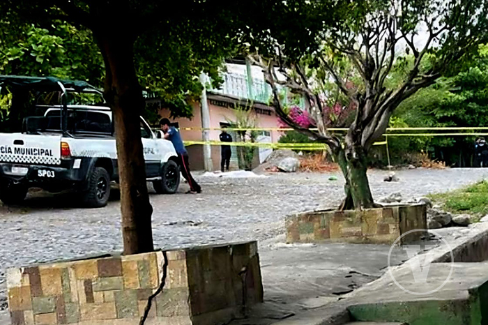 Unidades de emergencia de la Policía Municipal resguardando una vialidad acordonada tras un hecho de tránsito.