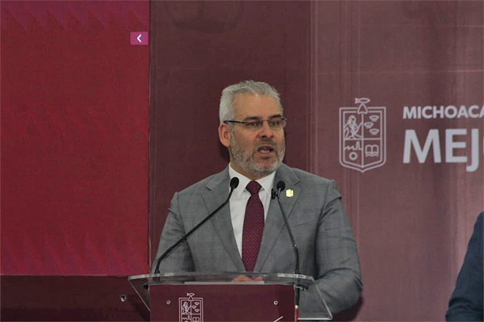 El gobernador de Michoacán, Alfredo Ramírez Bedolla, durante una conferencia de prensa en Casa Michoacán.