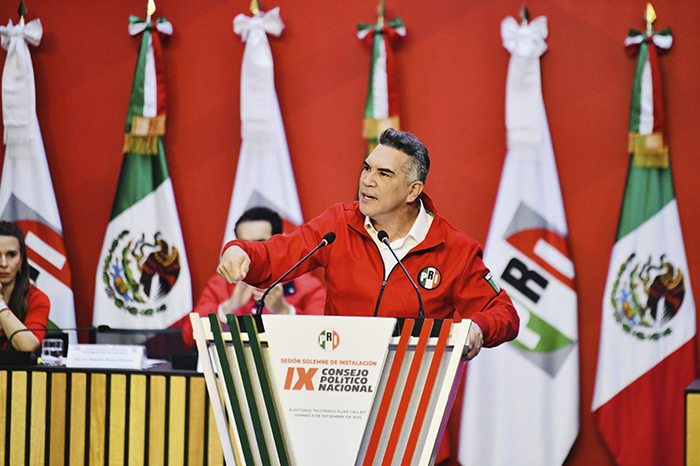 Alejandro Moreno Cárdenas, presidente nacional del PRI, durante un posicionamiento político desde el Senado.