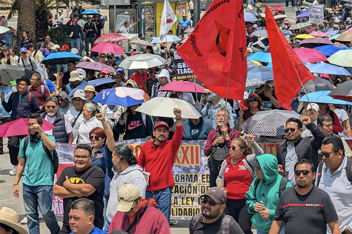 Maestros de la CNTE realizando bloqueos y movilizaciones en calles principales rumbo al inicio de la Copa del Mundo.