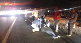 Elementos de vialidad y peritos resguardando la zona del incidente sobre la cinta asfáltica en el municipio de Zamora.