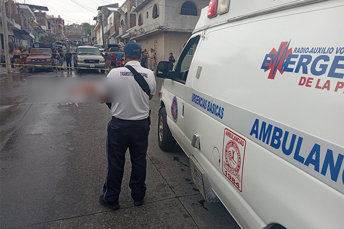 Acordonamiento de seguridad en la calle San Juan de La Piedad tras fatal accidente de motociclista.