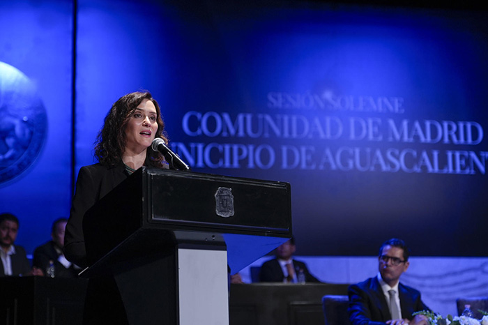 Isabel Díaz Ayuso durante una conferencia en Aguascalientes, donde acusó a Claudia Sheinbaum de utilizar su visita a México para “dividir y enfrentar”.