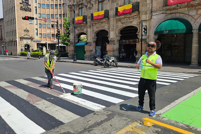 Personal de la Sedum realizando trabajos de balizamiento y pintura en los cruces peatonales de la avenida Madero en Morelia.