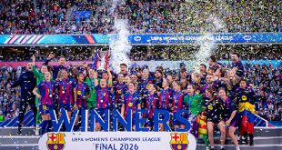 Jugadoras del Barcelona Femení levantando el trofeo de la UEFA Women's Champions League en el Ullevaal Stadion de Oslo.