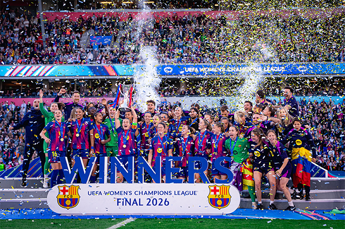 Jugadoras del Barcelona Femení levantando el trofeo de la UEFA Women's Champions League en el Ullevaal Stadion de Oslo.