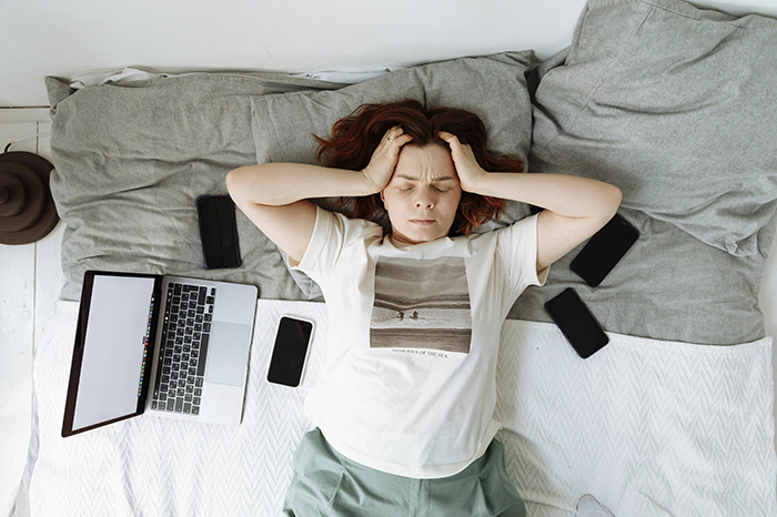 “Pudrirse en la cama”: la tendencia viral que divide opiniones