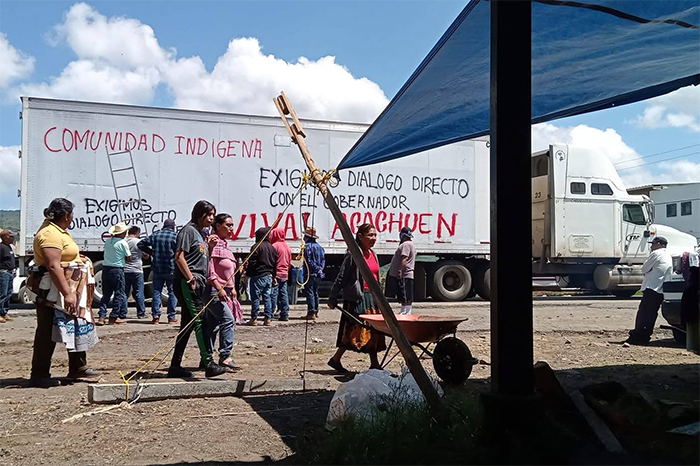 Manifestación y bloqueo carretero en la zona de la Meseta Purépecha en Michoacán.
