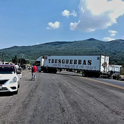 Monitor vial de carreteras estatales con presencia de corporaciones de seguridad y unidades detenidas.