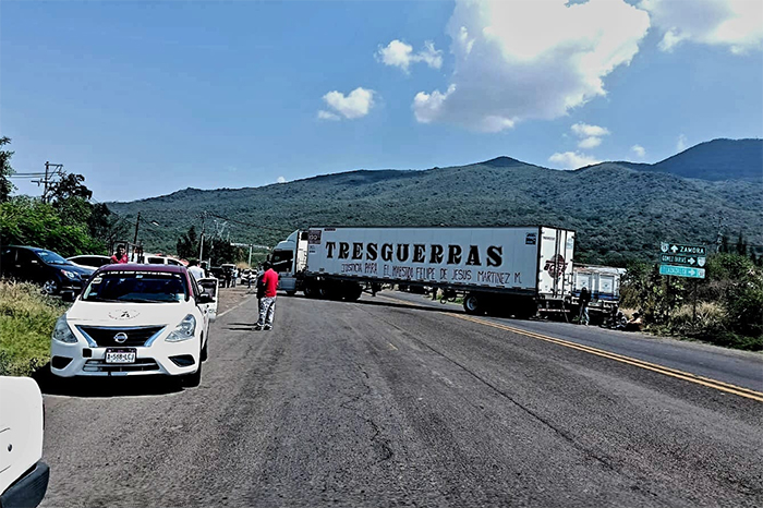 Monitor vial de carreteras estatales con presencia de corporaciones de seguridad y unidades detenidas.