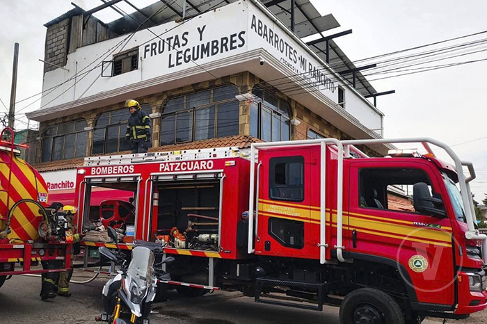 Elementos del cuerpo de bomberos de Pátzcuaro atendiendo un siniestro en una zona urbana.