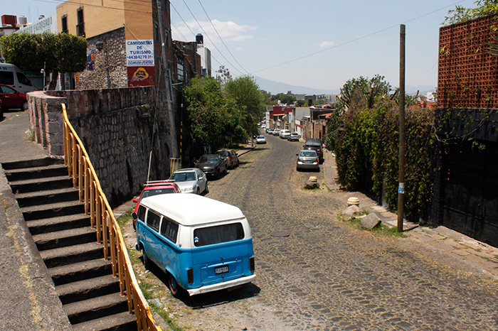 Vista del empedrado tradicional de la calle Manuel García Pueblita en el límite del Centro Histórico de Morelia.