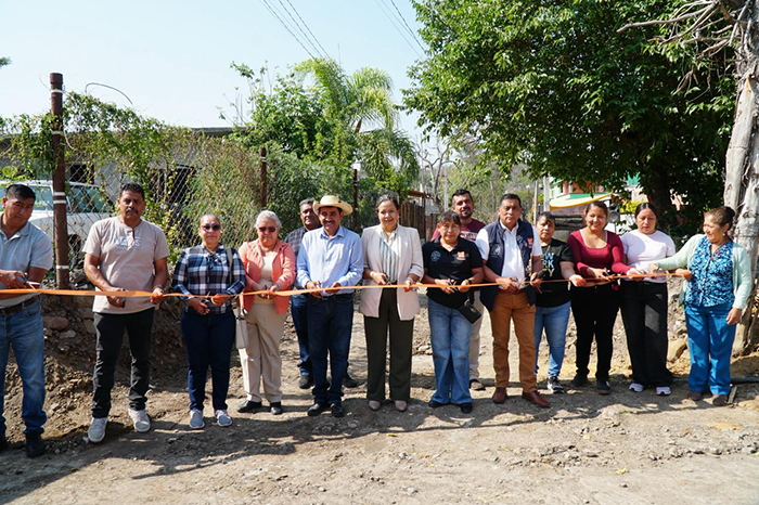 Autoridades del Ayuntamiento de Charo junto a vecinos cortando el listón inaugural en la calle Josefa Ortiz de Domínguez.