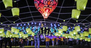 Globos de papel de cantoya gigantes y multicolores elevándose sobre el cielo del Pueblo Mágico de Paracho.