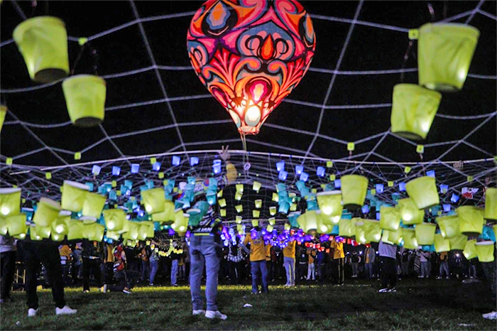 Globos de papel de cantoya gigantes y multicolores elevándose sobre el cielo del Pueblo Mágico de Paracho.