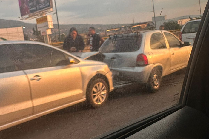 Elementos de Tránsito atendiendo un choque múltiple registrado sobre los carriles centrales del Libramiento de Morelia.