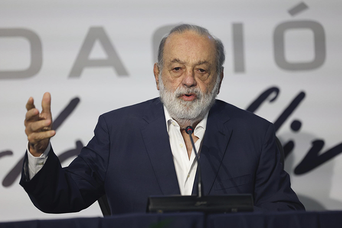 Carlos Slim Helú durante la conferencia de prensa en la que anunció proyectos de infraestructura y energía para México en 2026.