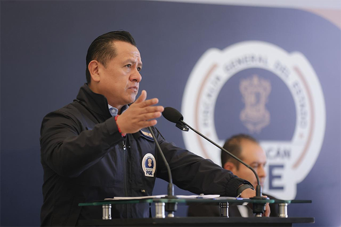 El fiscal de Michoacán Carlos Torres Piña informando sobre el operativo contra el CJNG y células extranjeras en el corredor Zacapu-Nahuatzen.