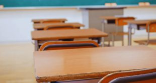Salón de clases vacío por vacaciones.