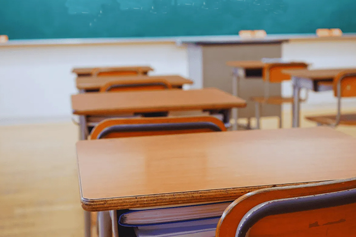 Salón de clases vacío por vacaciones.