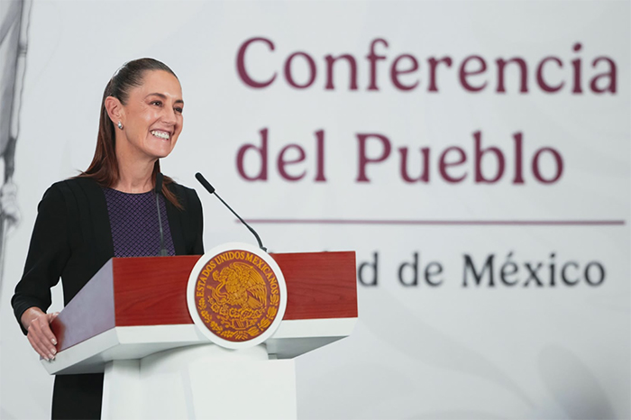 Presidenta Claudia Sheinbaum durante conferencia matutina hablando sobre educación.