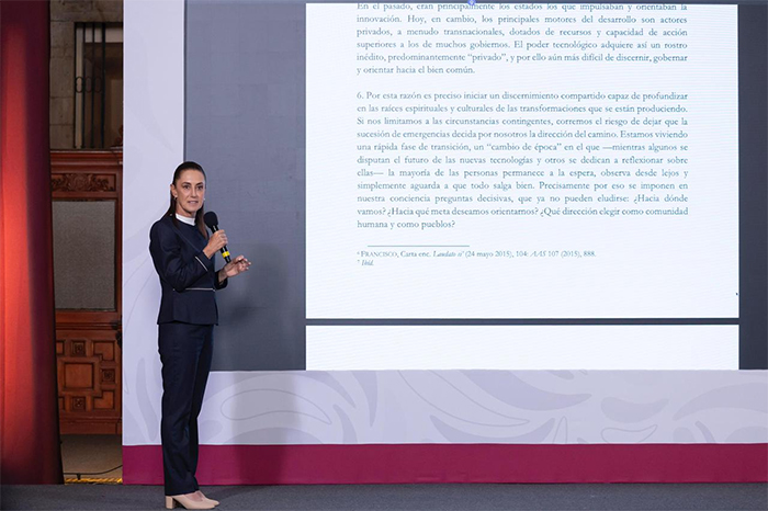 La presidenta Claudia Sheinbaum analizando en conferencia la encíclica Magnifica Humanitas del papa León XIV sobre inteligencia artificial.