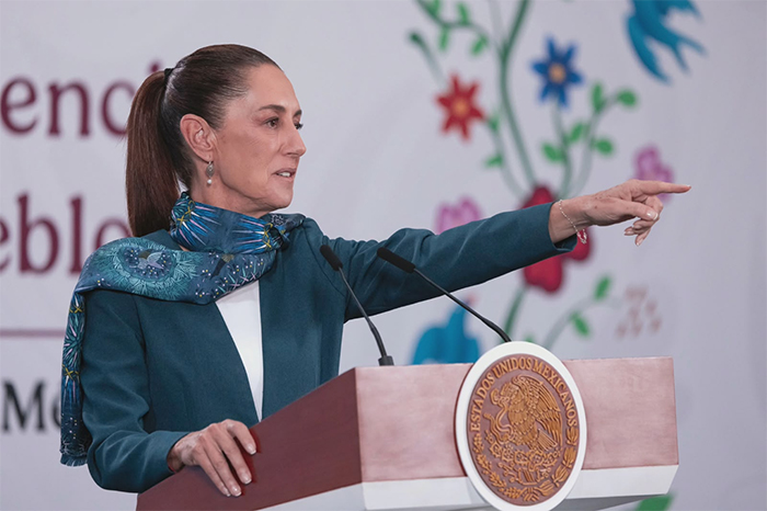 Claudia Sheinbaum durante la conferencia mañanera hablando sobre el calendario escolar de la SEP.