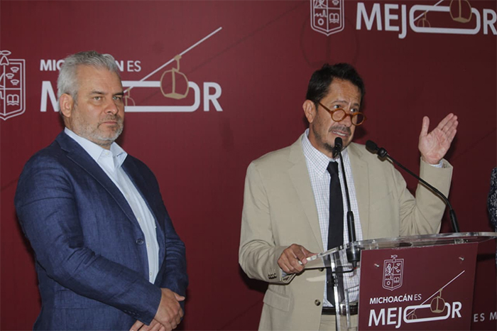 Claudio Méndez Fernández, titular de Sedeco, y el gobernador Alfredo Ramírez Bedolla durante el anuncio de las Ferias de Empleo en Michoacán.
