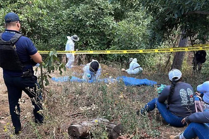 Integrantes de colectivos de búsqueda y autoridades resguardando una zona de rastreo e inspección de terrenos en el municipio de Uruapan.