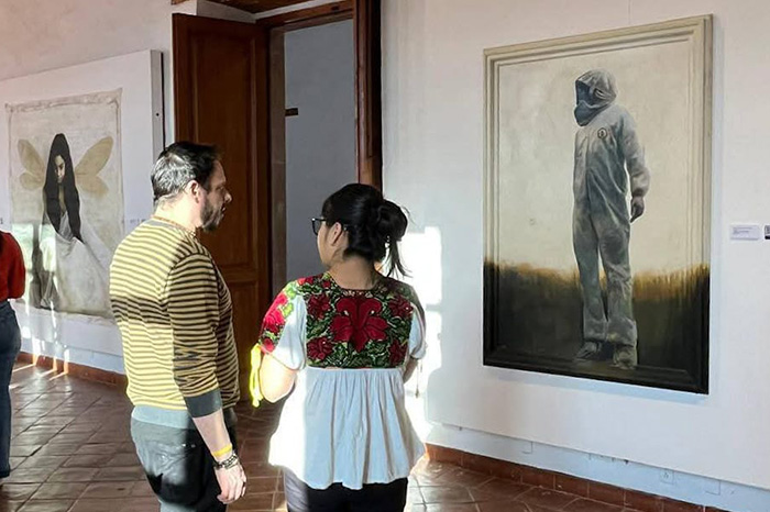 Pasillos y arquería histórica del Centro Cultural Antiguo Colegio Jesuita en Pátzcuaro, Michoacán.