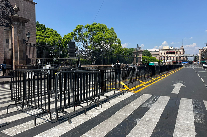 Escenario instalado en la avenida Madero frente a la Catedral de Morelia para el concierto del 485 aniversario.
