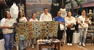 Artesanas de Santa Cruz exhibiendo sus piezas de algodón bordado para el concurso local 2026.