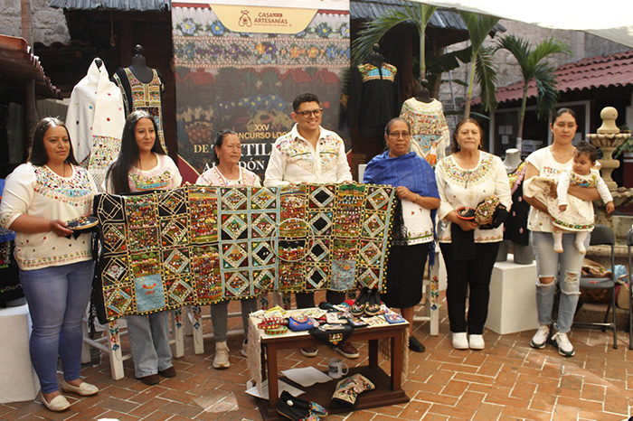 Artesanas de Santa Cruz exhibiendo sus piezas de algodón bordado para el concurso local 2026.