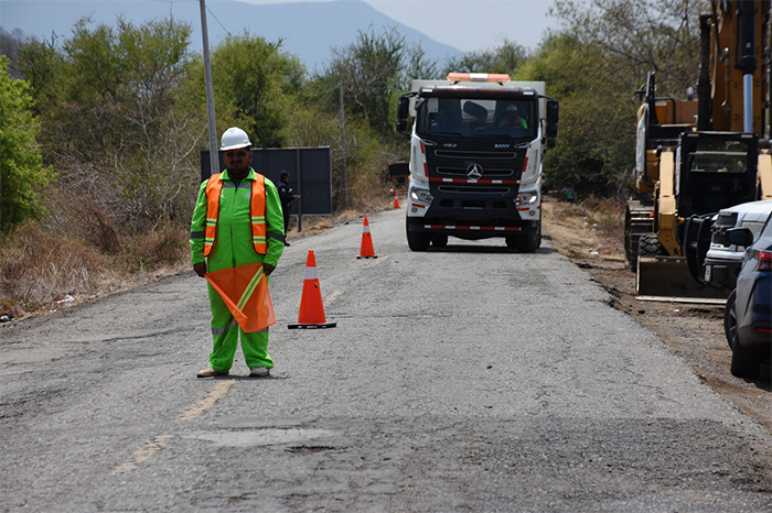 Trabajos de reencarpetamiento y fresado en carreteras federales de Michoacán por parte de la SICT.