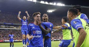 Jugadores del Cruz Azul celebrando el gol de la victoria ante Chivas en la semifinal del Clausura 2026.