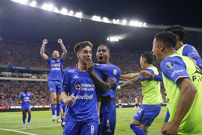 Jugadores del Cruz Azul celebrando el gol de la victoria ante Chivas en la semifinal del Clausura 2026.