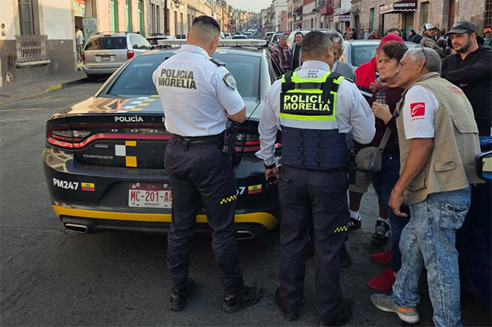 Elementos de la Policía de Morelia aseguran a una mujer señalada de robar tarjetas bancarias en el Centro Histórico.