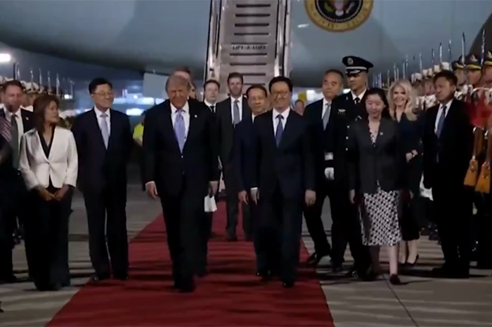 Donald Trump desciende del Air Force One en Pekín para su visita de Estado a China junto a su delegación oficial.