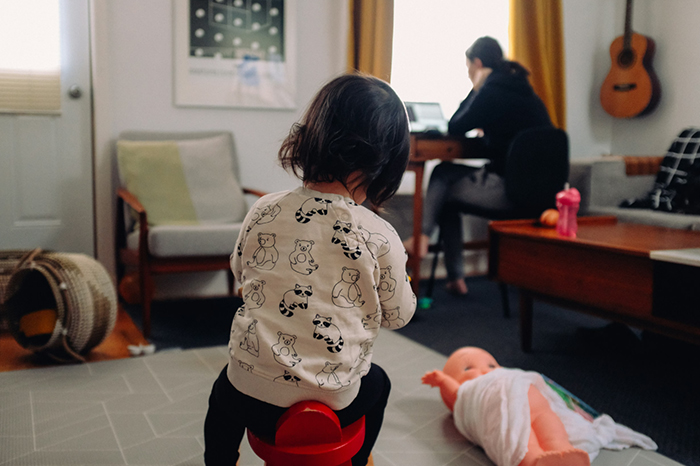 Mujer cuidando a su familia en casa.