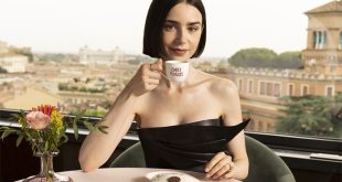 La actriz Lily Collins en el papel de Emily Cooper durante una escena de la serie de Netflix Emily en París.