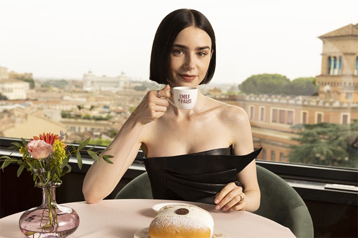 La actriz Lily Collins en el papel de Emily Cooper durante una escena de la serie de Netflix Emily en París.