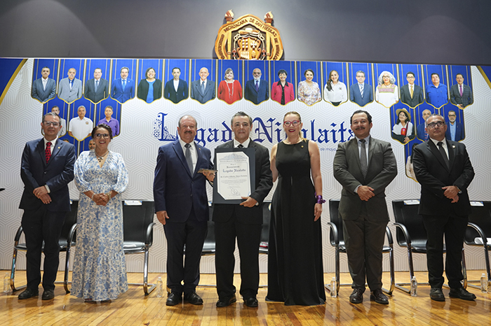 Rectora Yarabí Ávila y Erik Avilés en la entrega del Reconocimiento Legado Nicolaita 2026.