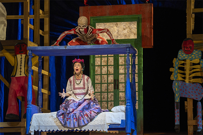 Representación de la ópera El Último Sueño de Frida y Diego en el escenario de la Metropolitan Opera de Nueva York.