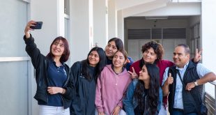 Estudiantes caminando por el campus durante la convocatoria 2026.