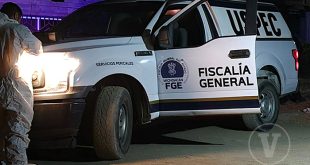 Elementos de la policía y la Fiscalía resguardan la calle Hermanos Serdán en Apatzingán tras un ataque armado.